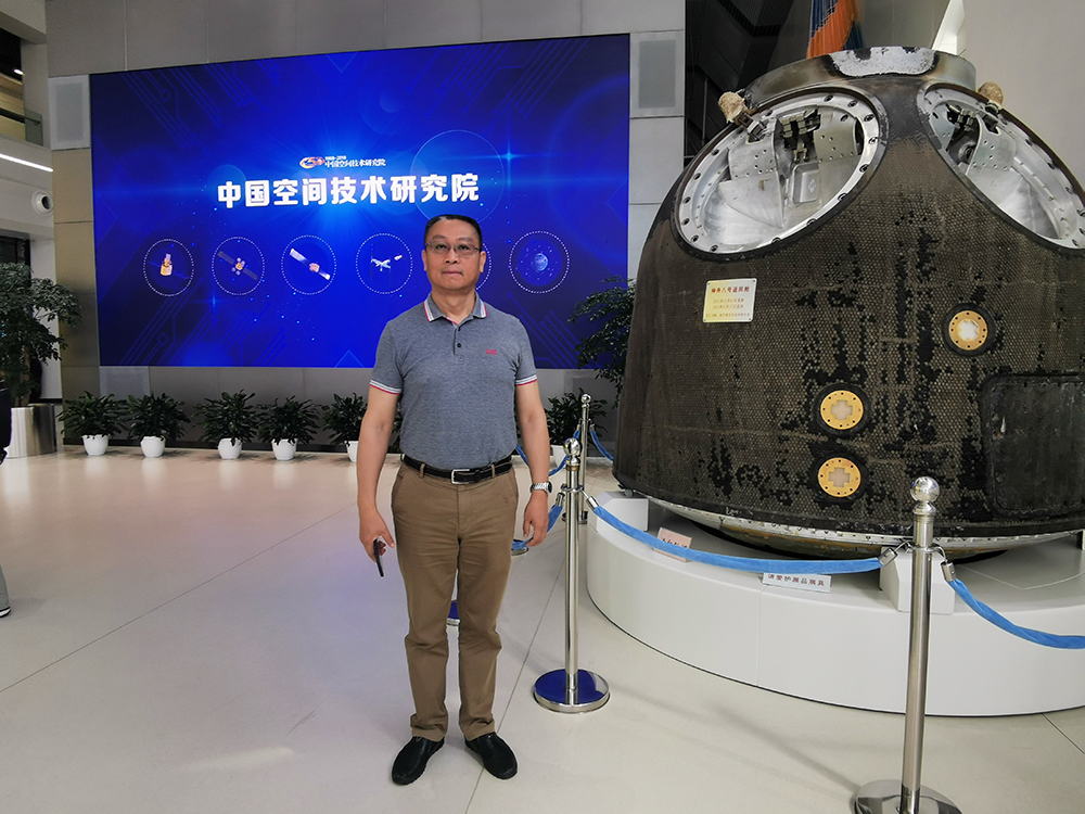 在中国空间技术研究院及钱学森实验室，与神舟八号返回舱合影2.jpg